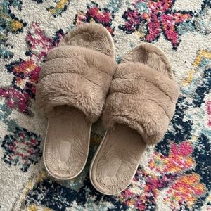 Skechers GoLounge Fluffy Slippers
